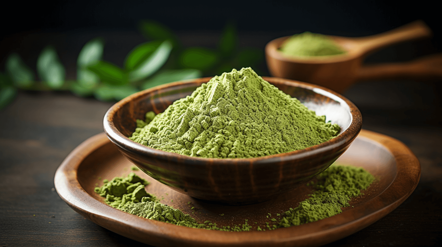 hnedy kratom prasek v misce