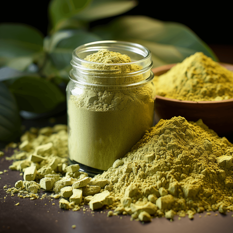 kratom prášek ve sklenici